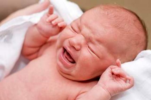 Когда появляются слезы у новорожденных?