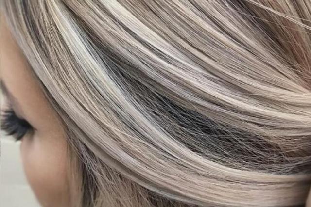 Как перекрасить волосы из темного в светлый цвет?